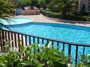 T2 DANS DOMAINE PRIVE PISCINE TENNIS PARC PARC AQUATIQUE VUE MER ET PLAGE