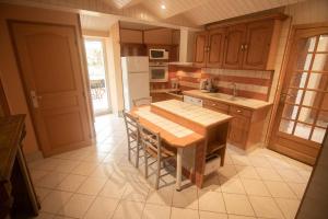 Maisons de vacances Maison au bord de la Ria, BBQ et babyfoot inclus ! : Maison 3 Chambres