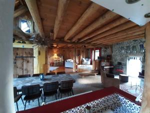 Maisons de vacances Le Gite du Bois de l-Hiver, Grange de caractere avec vue sur le Puy-de-Dome : photos des chambres