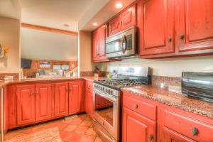 Stratton Mountain Condo with a Hot Tub! Sleeps 12!