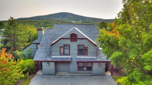 Stratton Mountain Condo with a Hot Tub! Sleeps 12!