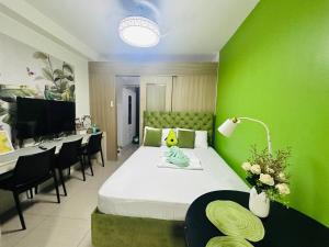 Avocado Room near MOA PICC 2 BEDS