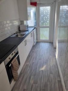 4 Bed House - Sleeps 8 - Garden - Parking - Wifi