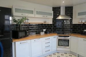 NEW 4 Bed house close to train station and town