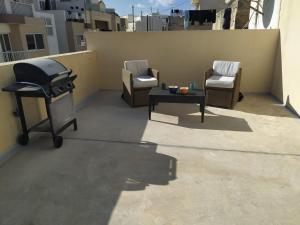Sunshine apartment with a private roof terrace