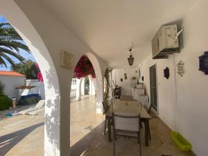 Studio de la Casa Paraiso avec, en plus, une terrasse privative extérieure semi couverte équipée dun salon dun coin repas dune kitchenette, la grande piscine et les jardins sont partagés, à proximité des plages de FUSETA et de la RIA FORMOSA