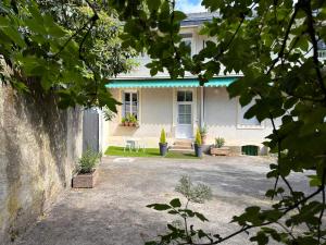 Appartements Studio charmant Parking & terrasse pres du centre : photos des chambres