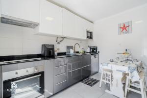 Azenha Beach House - Sea view with BBQ