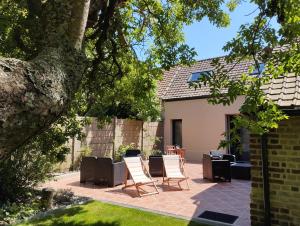 Appartements Les Dunes acces direct mer : Maison de Vacances