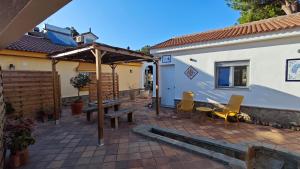 2-Person Studio, Private Splash Pool, 5 Min Beach