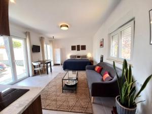 2-Person Studio, Private Splash Pool, 5 Min Beach