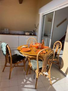 Appartements appartement face a la mer, piscine,parking,4couchages,clim : photos des chambres