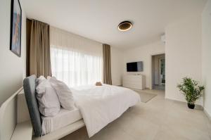 The Valley Collection - B26 - with Private hot tub