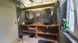B&B / Chambres d'hotes A l'oree des volcans : Chambre Lit King-Size ou Lits Jumeaux Supérieure