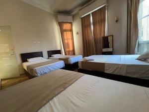 Travelers House Hostel