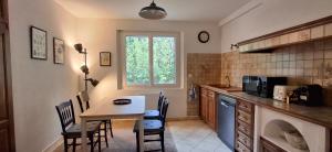 Appartement rez de villa dans beau parc arboré 10 à pied de la plage et centre ville