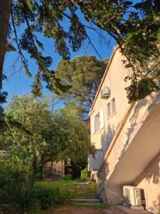 Appartement rez de villa dans beau parc arboré 10 à pied de la plage et centre ville