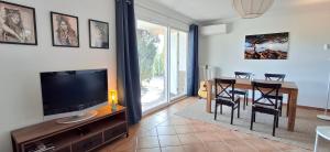 Rez de jardin villa parc privé balcon vue mer
