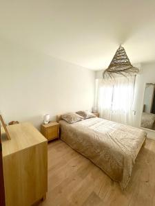 De la pinède a la plage vue mer