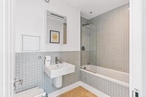 Modern 2BR Apartment with Lift Access Prime Central London Location