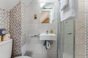 Charming Studio in Excellent Location 10