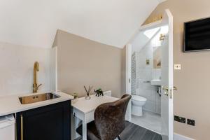 Charming Studio in Excellent Location 10