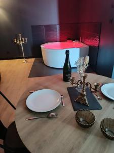Appartements jacuzzi, massage table, relaxation, wedding, loveroom : photos des chambres