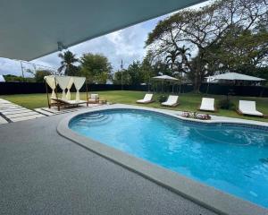 Chic-ness Oasis NOW HEATED POOL !