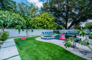 Heated pool & jetted spa -- mins to beach