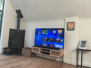 Spacious 5-Bed House - Garden Parking & Bbq