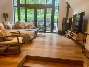 Spacious 5-Bed House - Garden Parking & Bbq