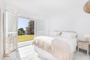 Sea Breeze House by Kura Homes