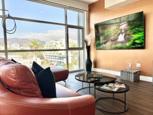Penthouse 2 Bedroom with Hollywood Sign View!