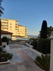 Bright apartment near beach with pool