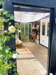 5 min from the waters edge