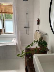 5 min from the waters edge