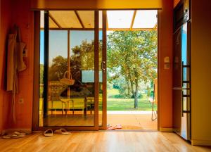 VRBA mobile house by the Kolpa river BIG BERRY Metlika 