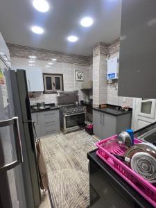 A room in Comfy and spacious two bedrooms apartment - 5 mins drive from bus station