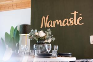 NAMASTÉ Homes - Ferienwohnung mit Balkon & Carport