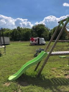 Campings Pepere, bus amenage dans camping a la ferme : Bungalow Familial