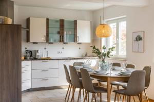 Step Apartments - Large, Luxurious and Central