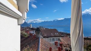 Inspiration room, lake, mountains, balcony in Montreux city center