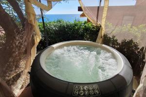 C22 Beachfront Villa - SPA BATH, POOL, PRIVATE BEACH, PARKING FREE