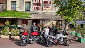 Hotels A La Vielle Halle : photos des chambres