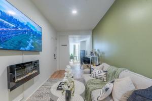 City Escape with 2 Baths, 10 beds and We Pay Half Parking for 2 cars, NYC in 15 min