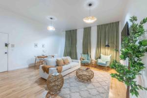 City Escape with 2 Baths, 10 beds and We Pay Half Parking for 2 cars, NYC in 15 min