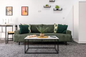 RNM - Business Traveller Ready, Quiet, Private Access & Entire Place, Kitchen & Washroom with amenities, Smart Tv, Easy Access, Fast Starlink WiFi, Parking Nearby