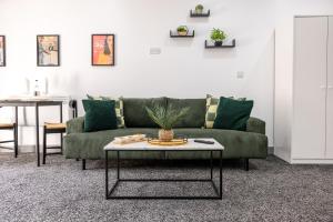 RNM - Business Traveller Ready, Quiet, Private Access & Entire Place, Kitchen & Washroom with amenities, Smart Tv, Easy Access, Fast Starlink WiFi, Parking Nearby