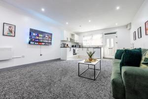 RNM - Business Traveller Ready, Quiet, Private Access & Entire Place, Kitchen & Washroom with amenities, Smart Tv, Easy Access, Fast Starlink WiFi, Parking Nearby