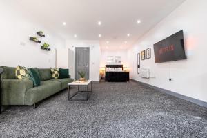 RNM - Business Traveller Ready, Quiet, Private Access & Entire Place, Kitchen & Washroom with amenities, Smart Tv, Easy Access, Fast Starlink WiFi, Parking Nearby